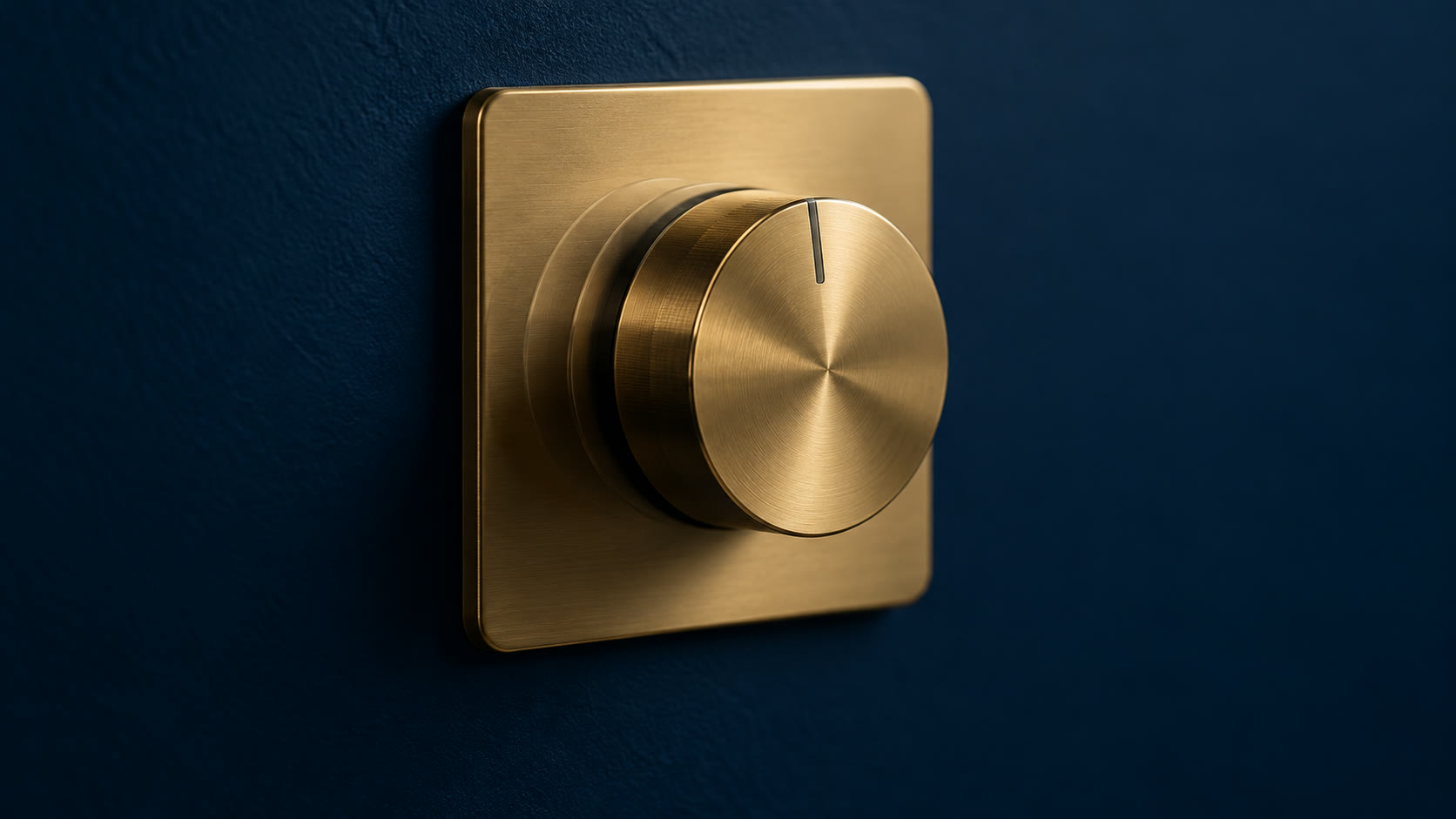 Botão dimmer dourado em uma parede azul escura